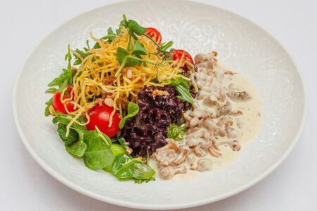 Салат с лисичками и кремом из горгонзолы 