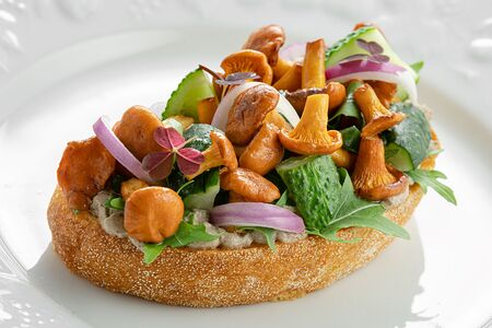 Брускета из печи с грибным крем-чизом,лисичками и малосольным огурцом