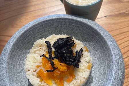 Рисовая каша с сухофруктами и айран