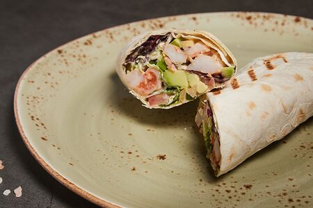 Сэндвич с креветками терияки и авокадо в лаваше