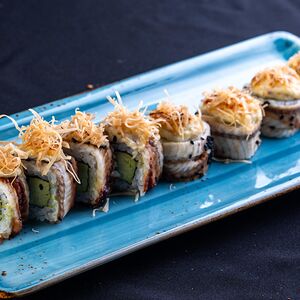 Ролл Филадельфия с угрем и чипсами харумаки