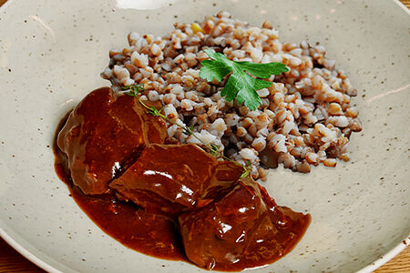 Бизнес-ланч Говяжьи щечки с гречкой