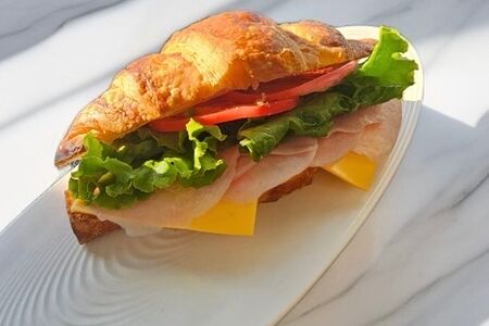 Сэндвич в круассане с ветчиной