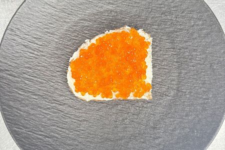 Тост с красной икрой и сливочным маслом на зерновом хлебе