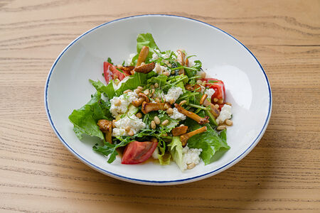 Салат с лисичками, грушей и бранзой