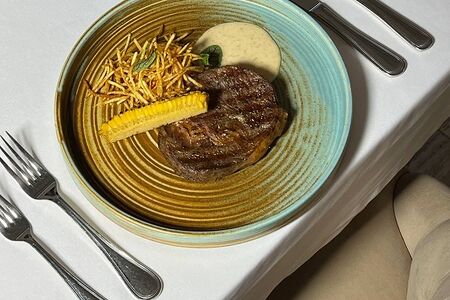 Стриплойн с перечным соусом и картофелем