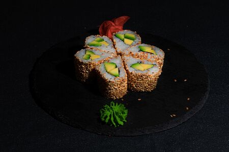 Маки ролл с авокадо