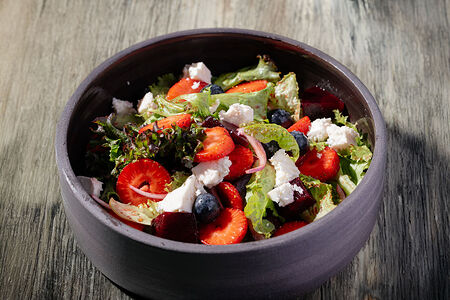 Салат с маринованной свёклой, сулугуни и сезонными ягодами