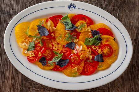 Карпаччо из сезонных томатов, травы