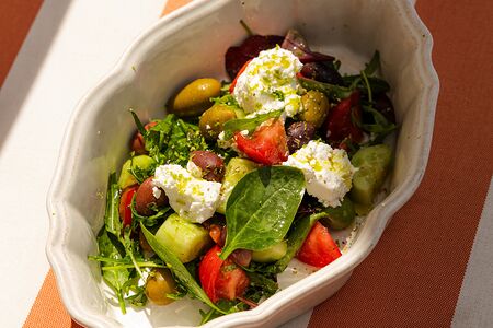 Овощной с молодым сыром и оливками каламата 