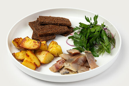 Сельдь с печёным картофелем и гренками из бородинс