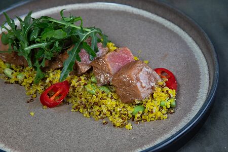 Филе тунца с соусом песто