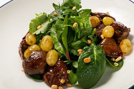 Салат с куриной печенью и виноградом
