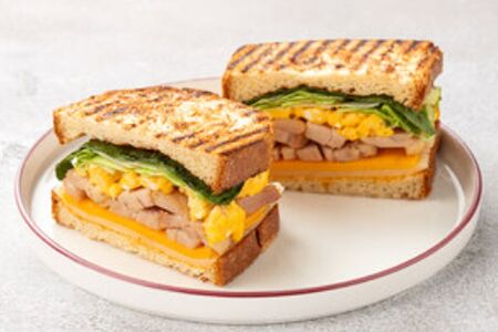 Сэндвич на бриоши с двумя сырами и цыпленком