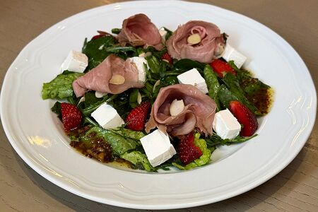 Салат с клубникой, фетой и ростбифом
