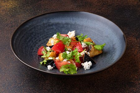 Салат с хрустящими баклажанами, томатами, кинзой под сладким чили