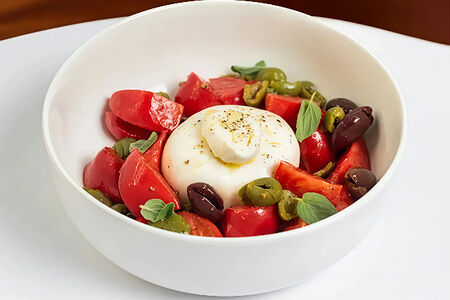 Буррата с фермерскими томатами