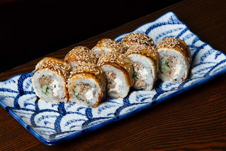 Ролл с угрем, вешенками, соусом унаги и трюфельной пастой