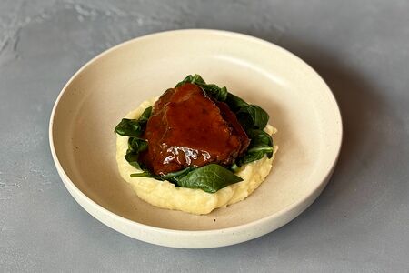 Говяжьи щеки с картофельным пюре и шпинатом