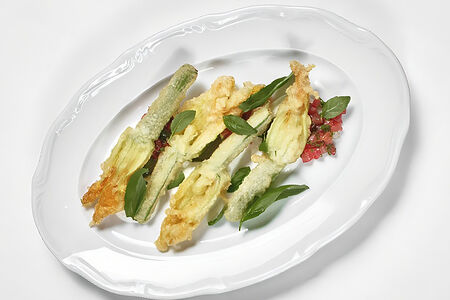 Хрустящие цветы цукини с греческим соусом и томатами