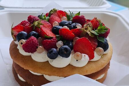 Бенто-торт с ягодами медовый пломбир 