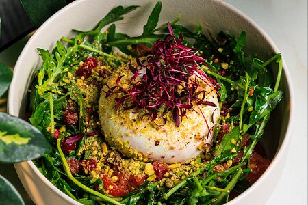 Фермерская буррата со сладкими томатами 