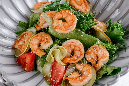 Зеленый салат с креветками и грушей