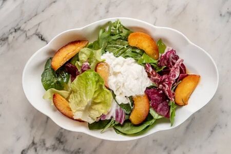 Салат с уткой и карамелизированным персиком