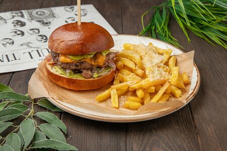 Бургер от шефа с трюфельным фри