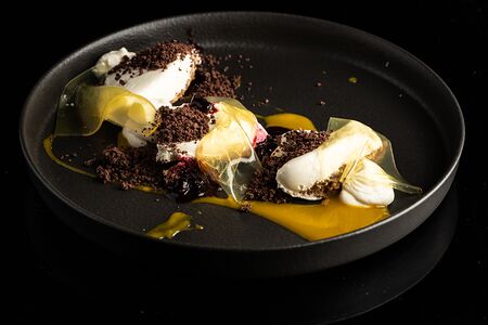 Тирамису с соусом из черной смородины и крошкой из шоколадного бисквита