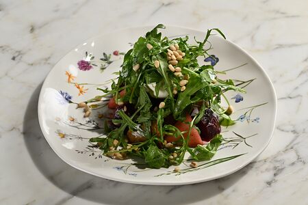 Запеченная свекла, груша и рукола