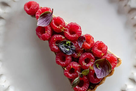 Шоколадный тарт, малина шисо