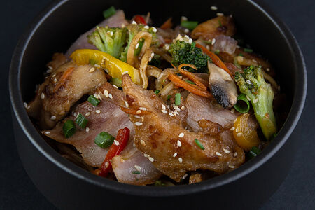 Яичная лапша с копченостями