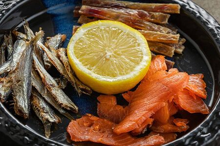 Ассорти из вяленной форели, кильки и соломки леща