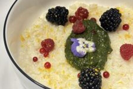 Рисовая каша с сезонными ягодами