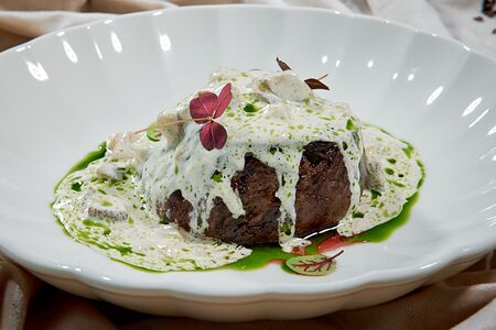 Филе Миньон с соусом из белых грибов