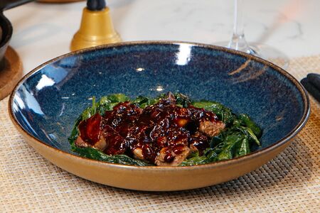 Жареная печень кролика с соусом из черной смородины, карамелизированным луком и шпинатом 