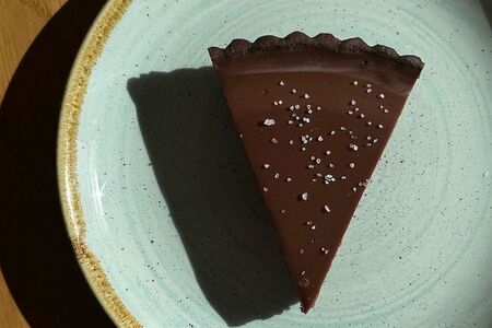 Тарт шоколадный с солёной карамелью