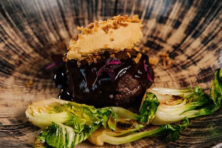 Медальон из говяжьей вырезки с жареным салатом пак-чой и паштетом из утки