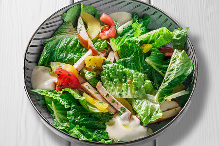 Салат с копченым цыпленком и персиком