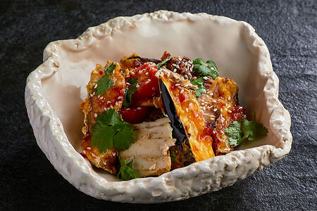 Салат с хрустящими баклажанами и цыпленком 