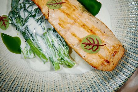 Cтейк из семги на подушке из шпината с соусом из белого вина 