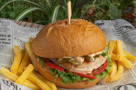 Бургер с курицей и картофелем фри