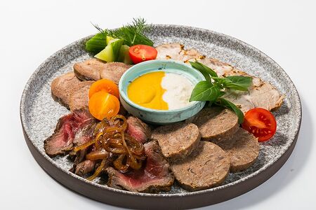 Ассорти из мясных деликатесов