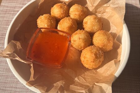 Сырные шарики с соусом сладкий чили