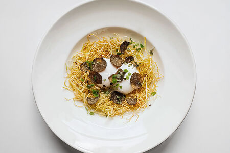 Яйцо пашот, лук фри и трюфель