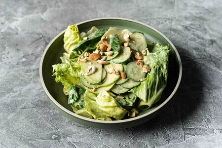 Салат с авокадо в кунжутном соусе