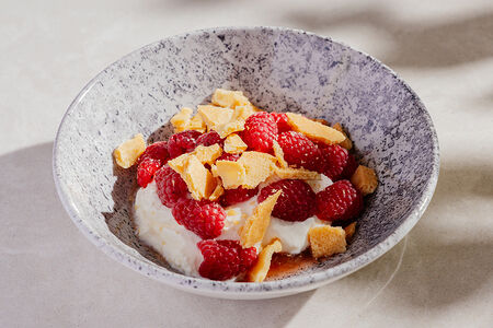 Малина, сметанный крем, варенье из ревеня