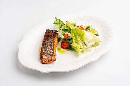 Стейк из форели с зеленым салатом