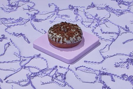 Пончик с ванильной начинкой и печеньем